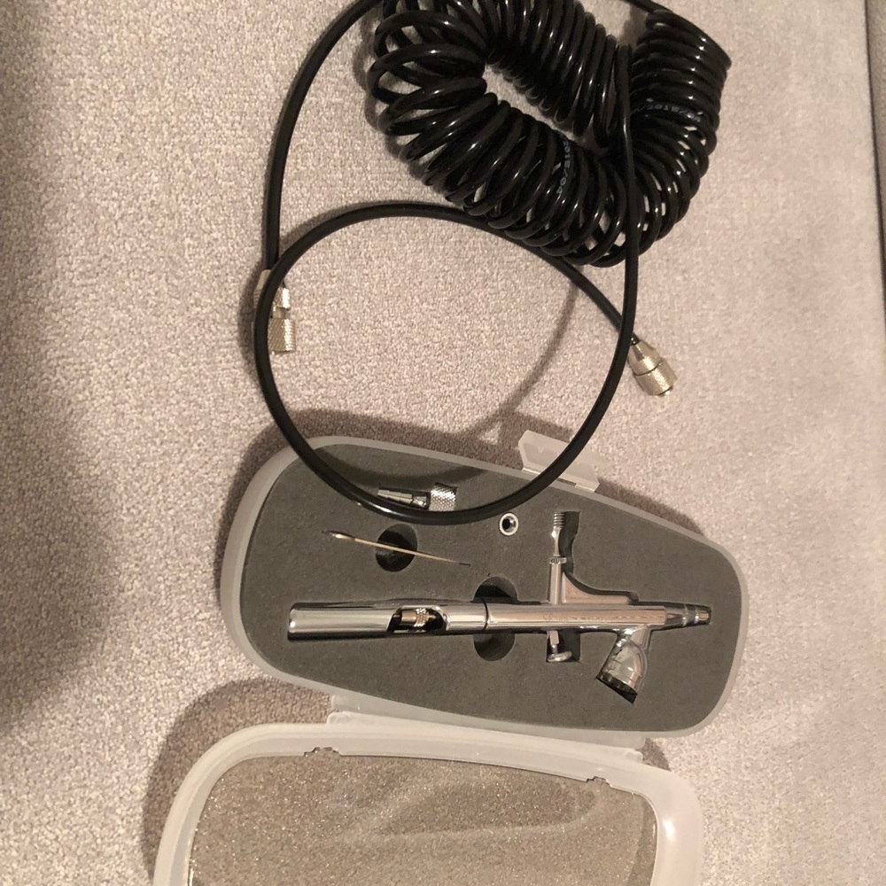S-One Temptu Airbrush Machine with Kit - Picture 3 of 8